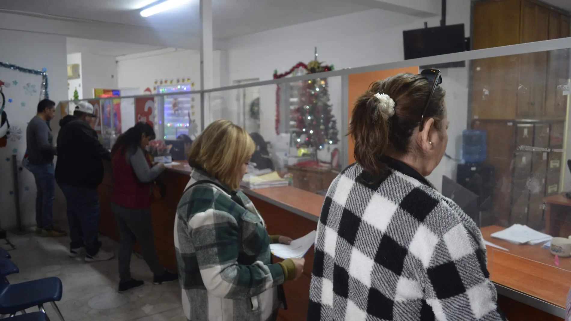 Los ciudadanos acuden a las cajas de la tesorería